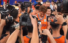 上海男篮力克强敌成功夺冠，王哲林倒地激情庆祝引全场欢呼，张镇麟从容不迫展现领袖风范，弗格赛后向广厦队致敬彰显职业体育精神与人格魅力